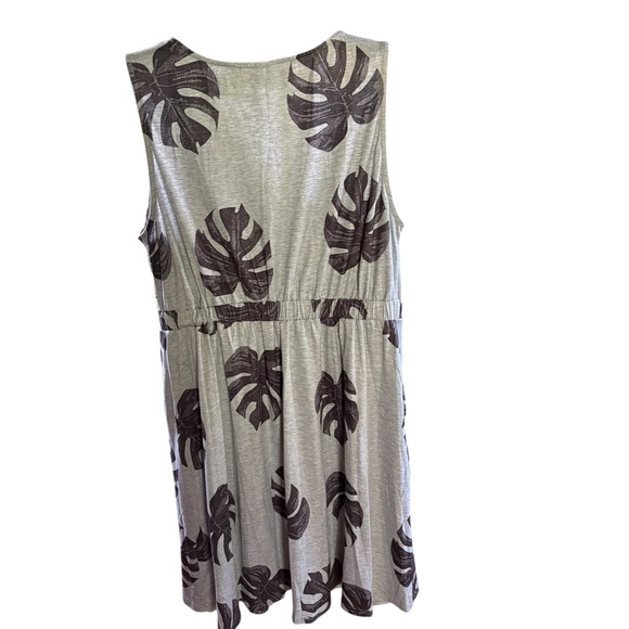 Gray Sleeveless Dress with Leaf Print - Picture 2 of 7